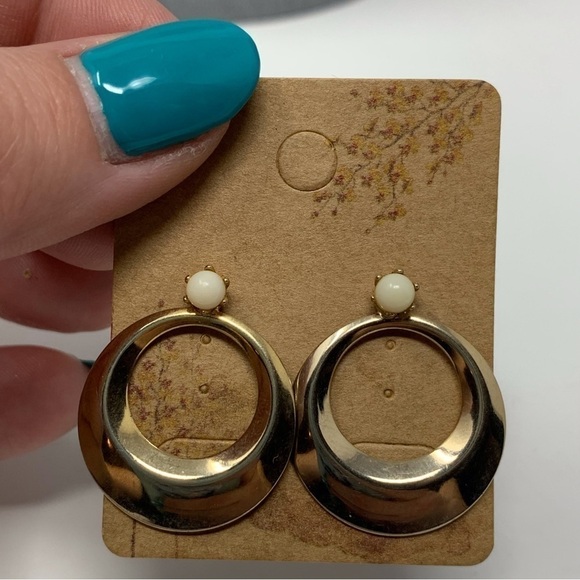 Vintage White Beaded Large Gold Tone Hoop Stud Earrings - Picture 5 of 6